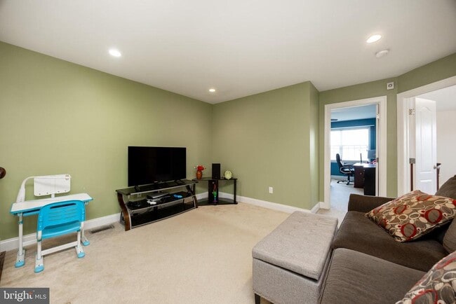 Building Photo - 71 Iron Hill Way