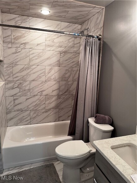 Building Photo - 7633 Hidden Valley Dr