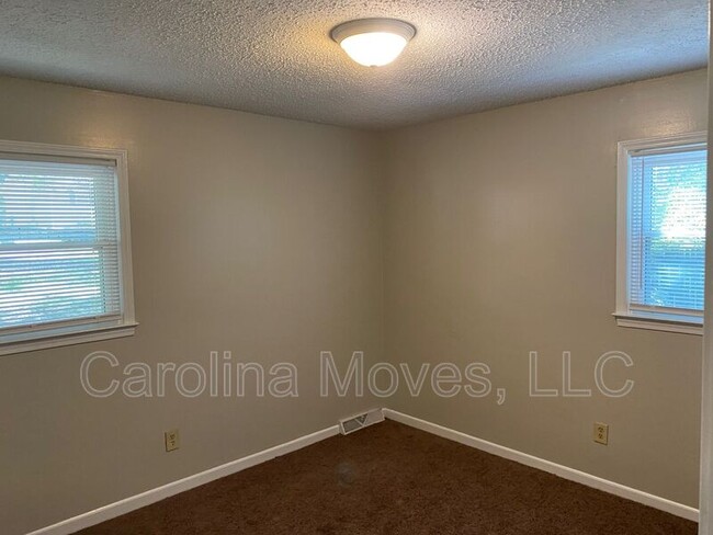 Building Photo - 205 Knighton Dr