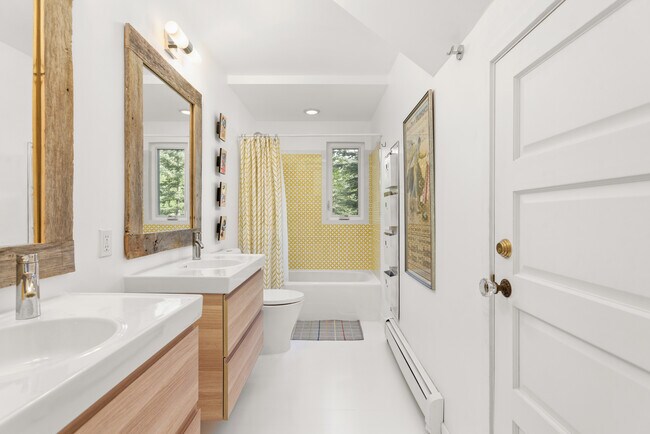 Building Photo - 122 Eastwood Rd