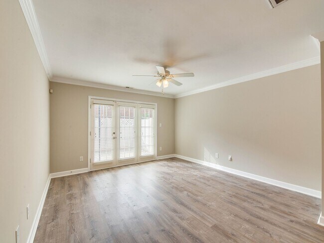 Building Photo - Stunning and completely updated townhome s...