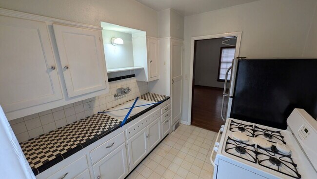 Building Photo - 504 E 64th St