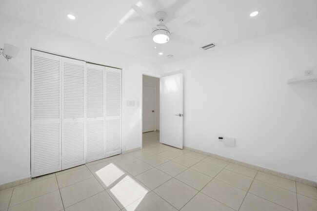 Building Photo - 9515 SW 118th Ct