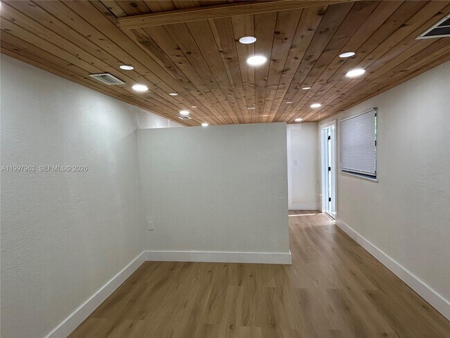 Building Photo - 135 E 37th St