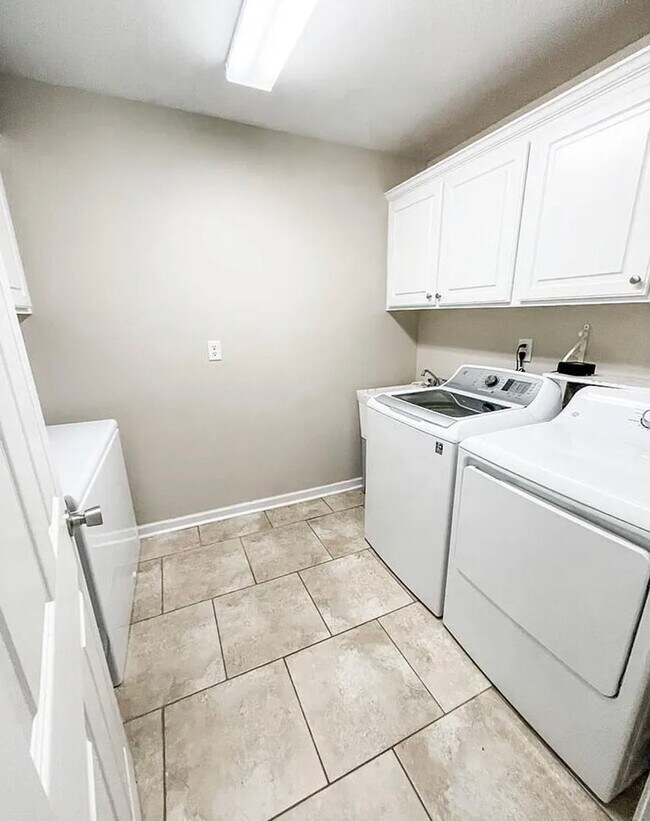 Building Photo - Charming 3/2 furnished home on quiet street