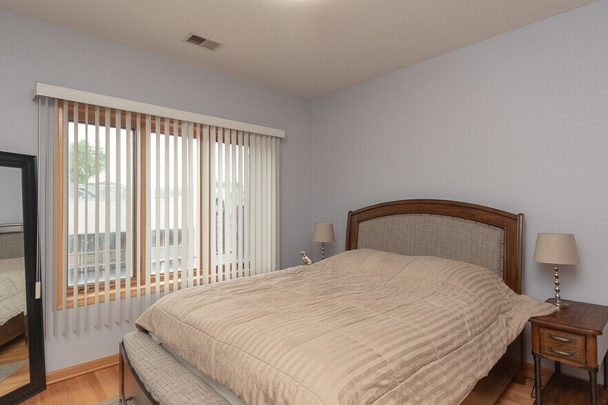 Building Photo - 1222 W Belmont Ave