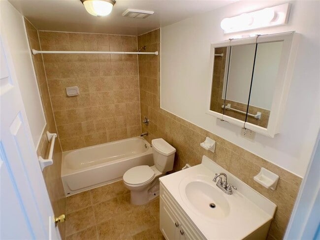 Building Photo - 2700 Summit Ave