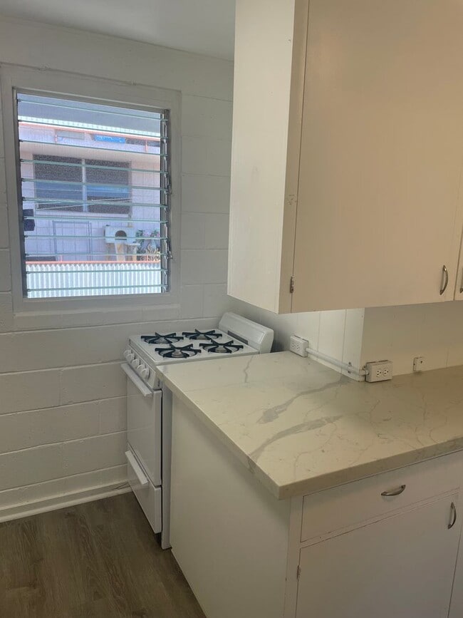 Building Photo - Moiliili/University - Hausten St - 2 Bdrm/1 Bath/No Prkg - $1600