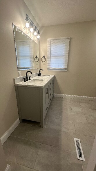 Building Photo - 603 Oakmont Dr