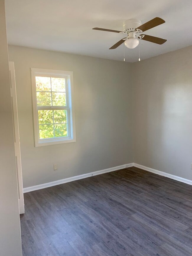 Building Photo - Promise Land Historic Walking District Downtown Morehead City! Charming 4 bedroom 1 1/2 bath Home...