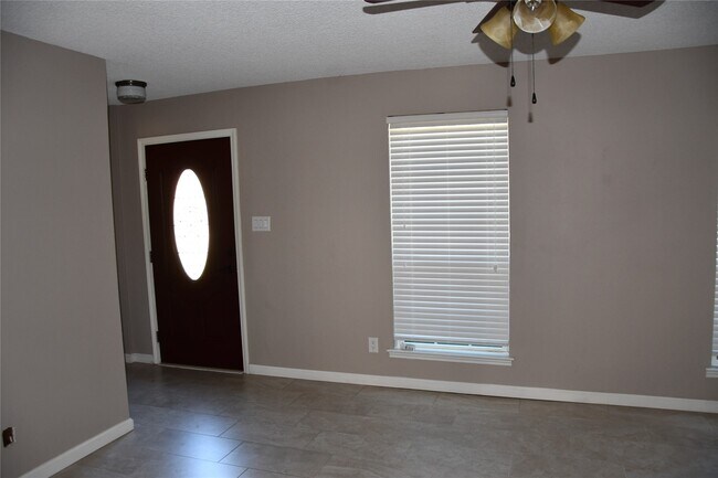 Building Photo - 2316 Shadowdale Dr