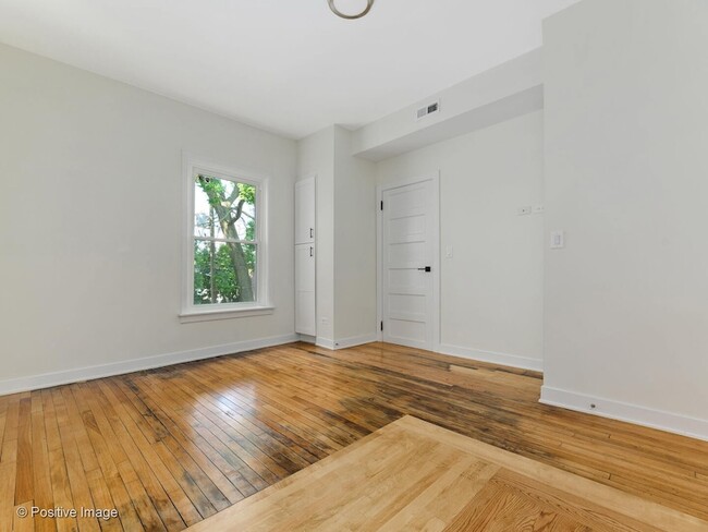 Building Photo - 1618 W Chicago Ave