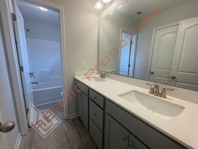 Building Photo - Beautiful 4BD 2.5BA Home w/Primary Suite o...