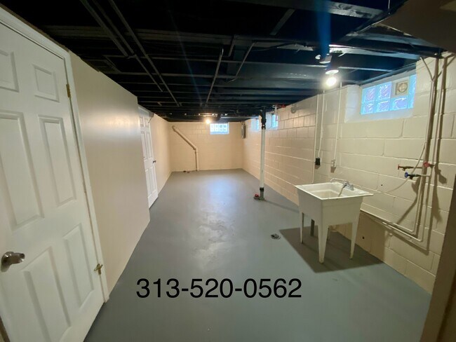 Building Photo - 15881 Manor