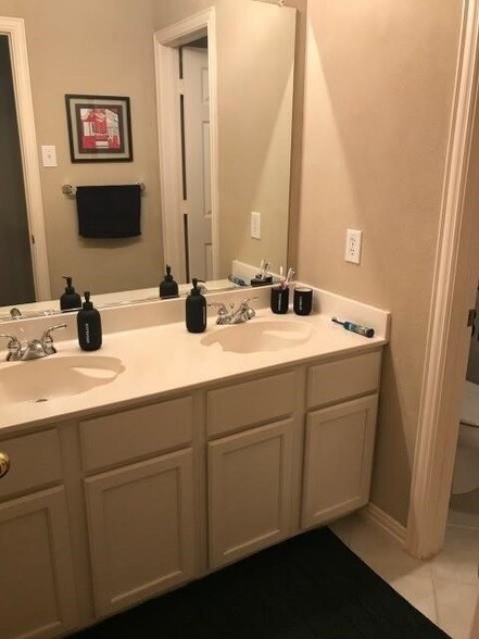 Building Photo - 2016 Deer Path Ct