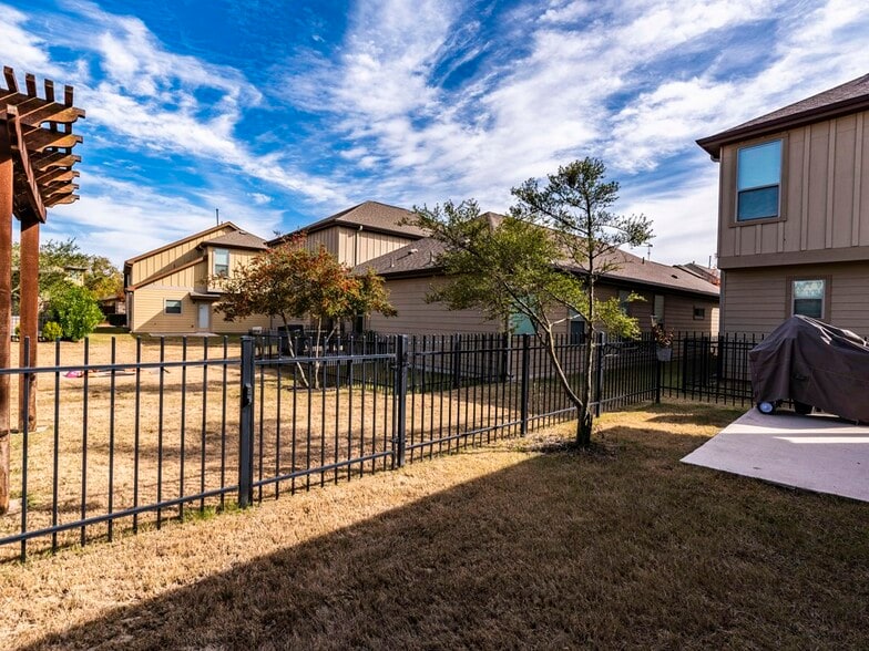 Building Photo - 7233 Menchaca Rd