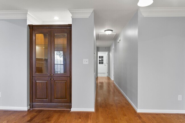 Building Photo - 2013 Fox Ridge Rd