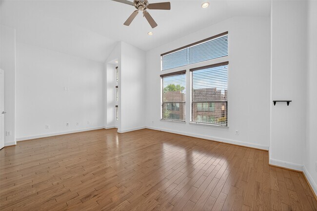 Building Photo - 5018 Lillian St