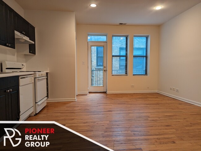 Building Photo - 912 W Dakin St