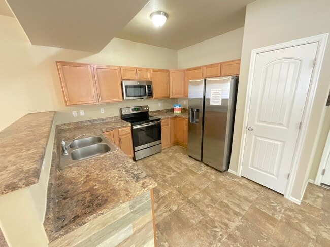 Building Photo - 3 Bedroom Townhome Available Near S Union Blvd & Monterey Rd!