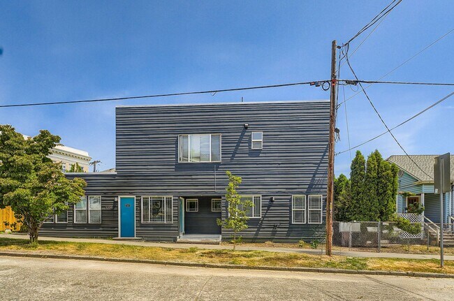 Building Photo - Amazing 3bed/1bath Fourplex with Backyard!