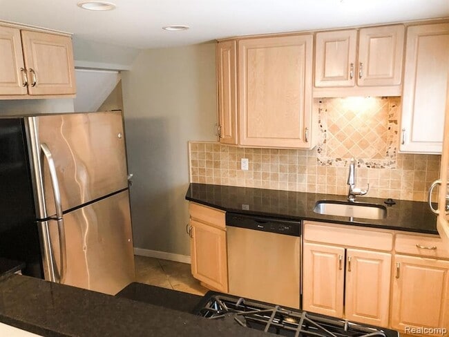 Building Photo - 721 N Eton St