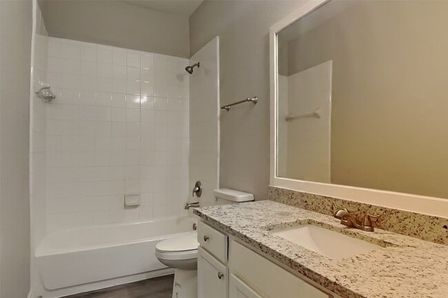 Building Photo - 2815 Lockeridge Oaks Dr