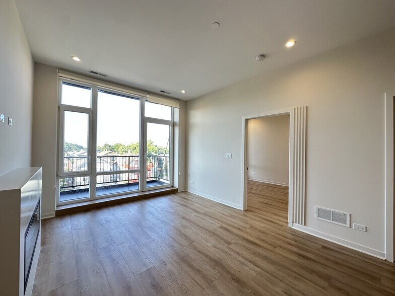 Building Photo - 6340 W Belmont Ave