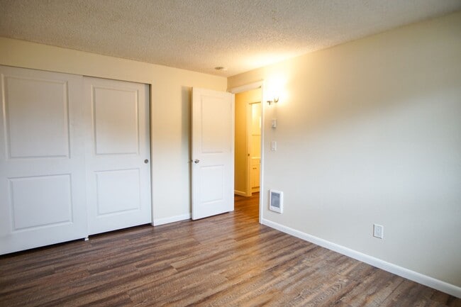 Building Photo - CHRISTMAS COMES EARLY: 1 MONTH FREE RENT! 2 BED IN CUTE MULTNOMAH VILLAGE