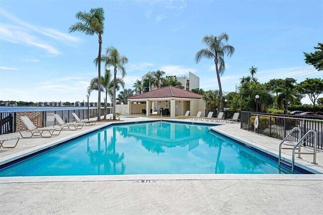 Building Photo - 111 Lake Emerald Dr