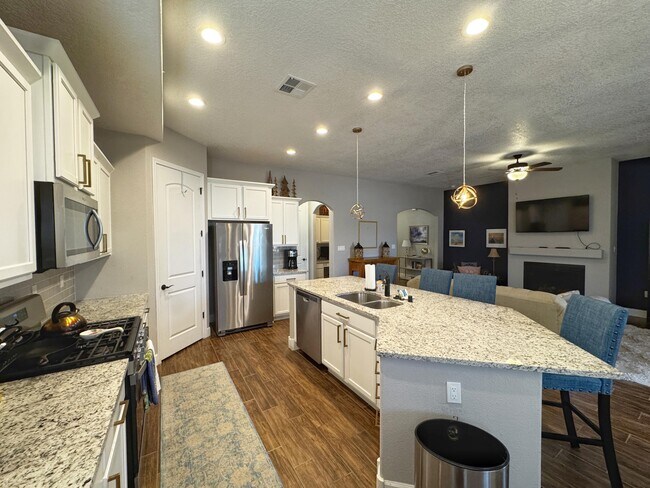 Building Photo - 6801 Prom Ave NE