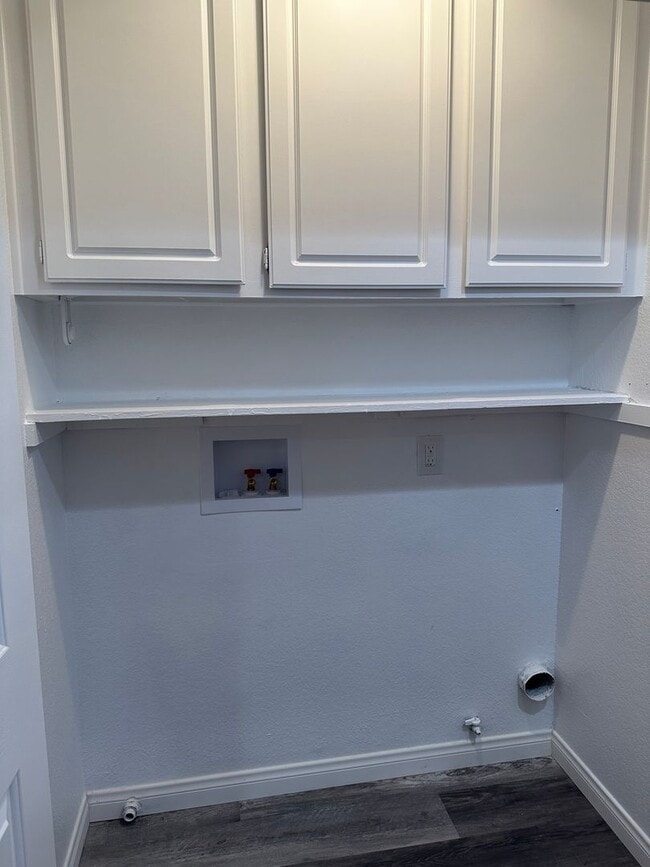 Building Photo - Stunning 3 Bed 3 Bath Duplex in Placentia with Open Floor Plan and Vaulted Ceilings.