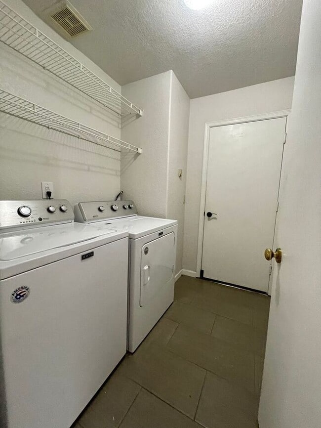 Building Photo - COMING SOON! ADORABLE 3 BEDROOMS/ 2BATHS SINGLE LEVEL HOME!!