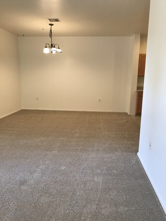 Building Photo - 3 bed 2 bath Home in Cottonwood Commons Contact Property Pros Go to rentprosaz.com look under Vac...