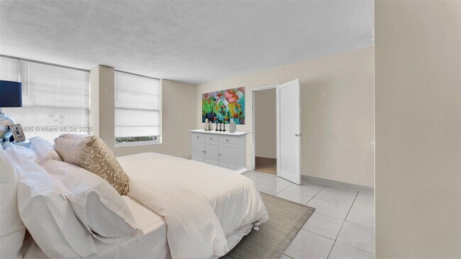 Building Photo - 2899 Collins Ave