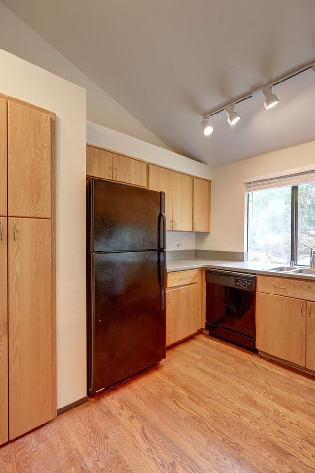 Building Photo - Spacious 4BR 2.75BA Tri-level home in quie...