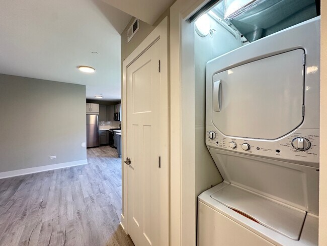 Building Photo - 1142 Oak Ave