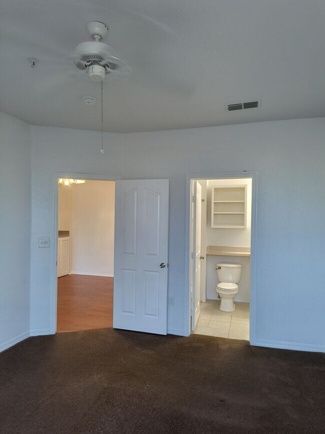 Building Photo - FREE RENT!!! Spacious condo in Gated Legacy Dunes