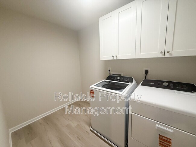 Building Photo - 124 Kobus Ct