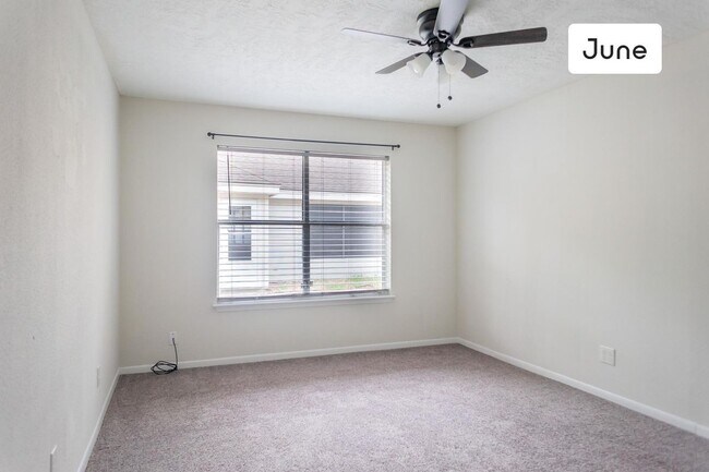 Building Photo - ROOM ONLY in 4-bed/2.0-bath Home