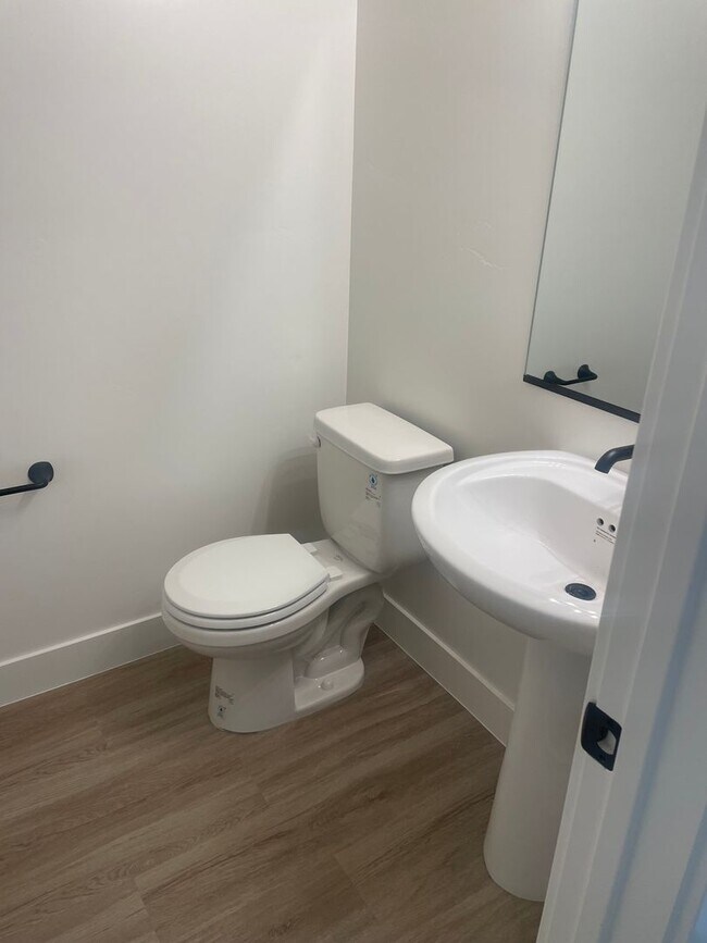 Building Photo - Beautiful Townhome! Washer and dryer included.