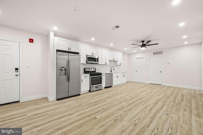 Building Photo - 437 W Girard Ave