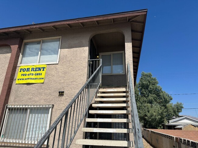 Building Photo - **TWO WEEKS FREE RENT!! ACCEPTS SECTION 8!!** Spacious second floor apartment with large living r...