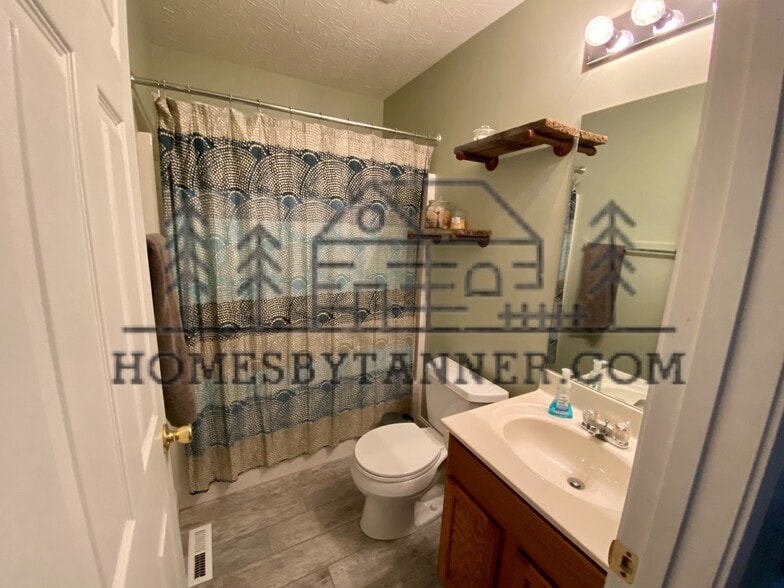Upstairs bath (full) - 481 Yenowine Ln
