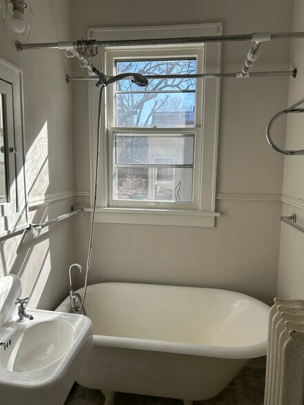 Building Photo - 2529 Polk St NE