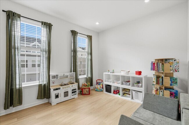 Building Photo - Beautifully UPDATE Townhome FOR LEASE