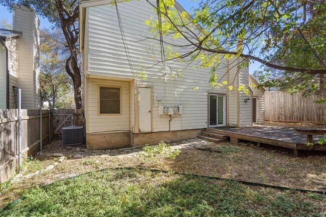 Building Photo - 3610 Fleetwood Dr