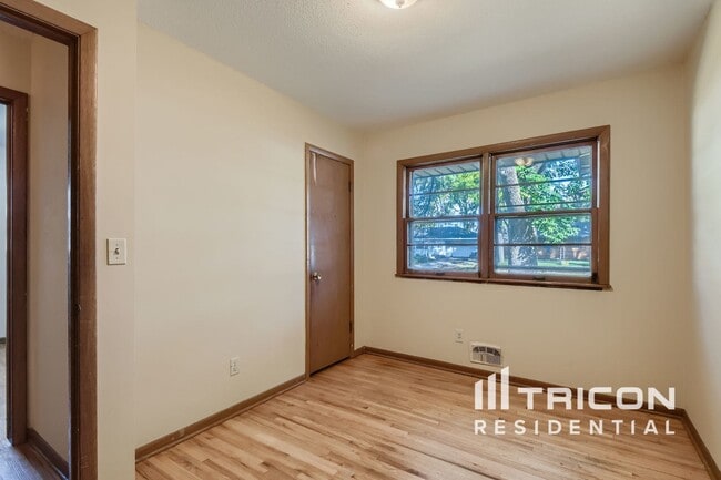 Building Photo - 600 Manor Dr NE
