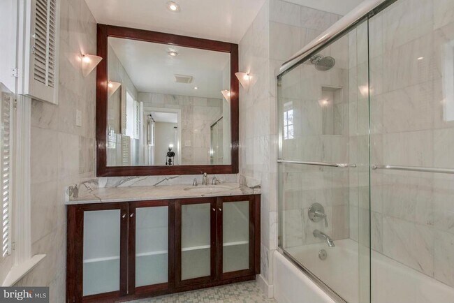 Building Photo - 1401 35th St NW