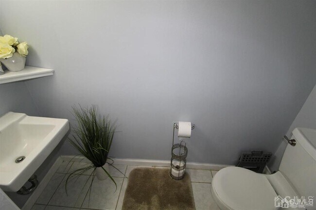 Building Photo - 47 Linden Ln S